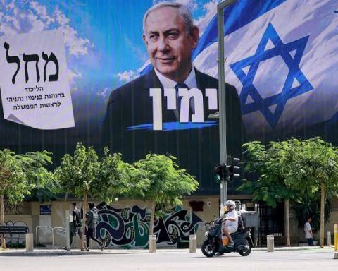Large Likud campaign billboard featuring Benjamin Netanyahu above a street