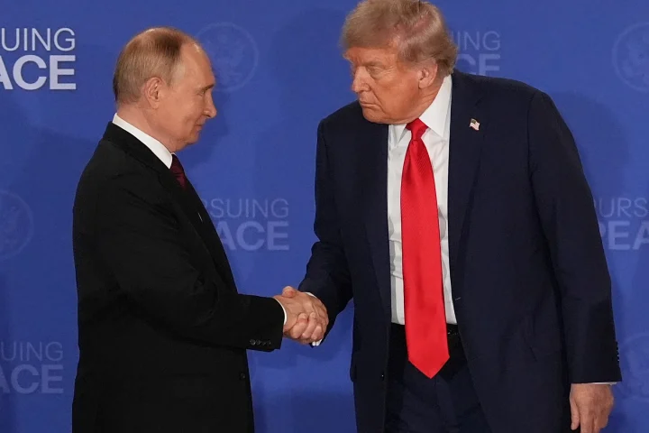 US President Trump shakes hands with Russian President Putin at a peace summit